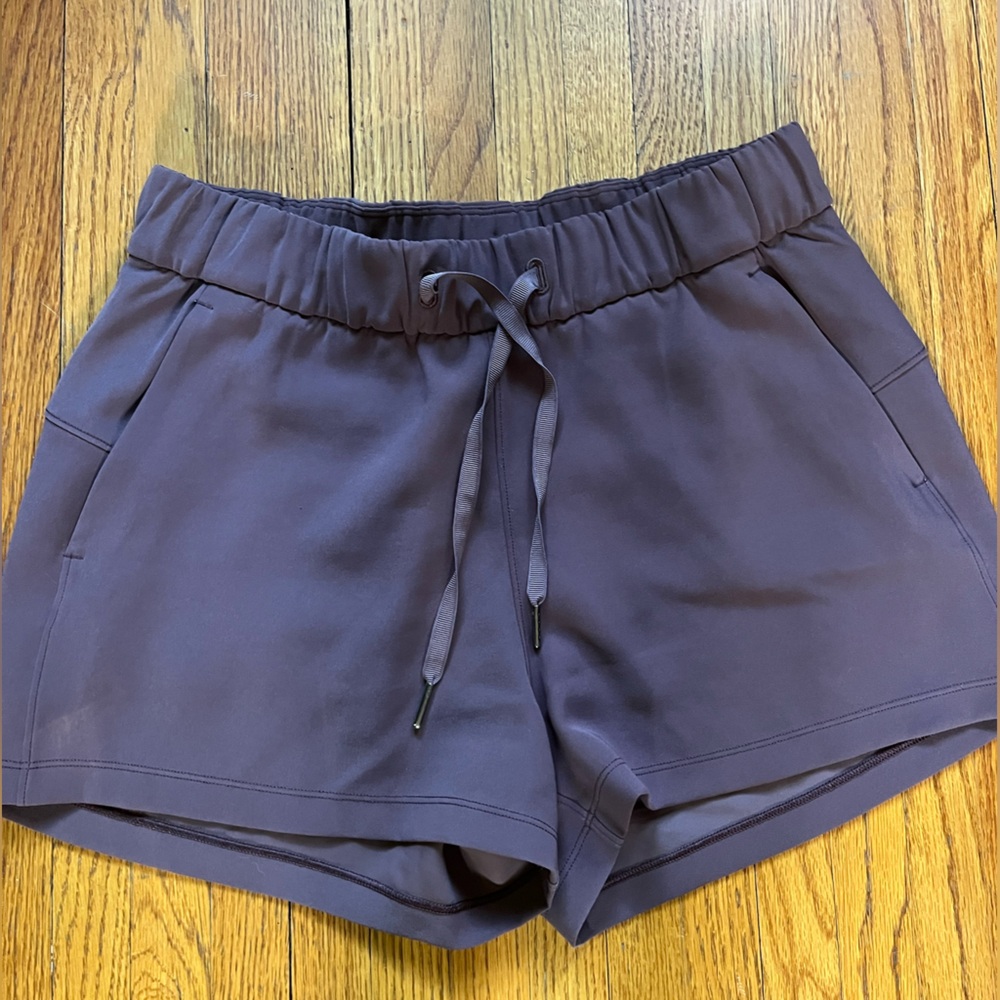 Lululemon On the Fly 2.5” Shorts in Antique Bark